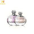 Mulheres perfume com garrafa de cristal